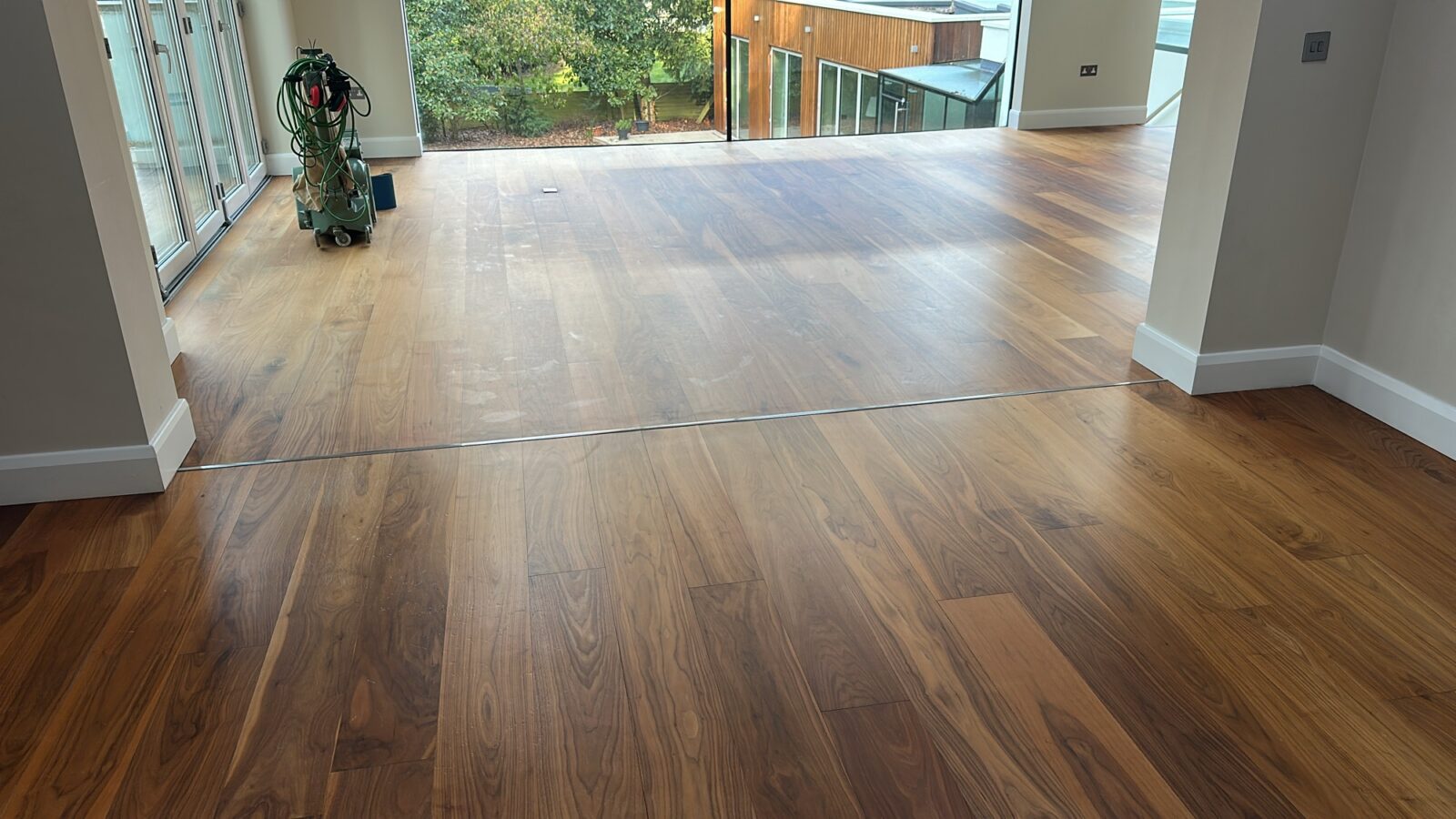 5d6d8376-3bc7-43df-a821-f1cbadd1d335 UV Bleaching of the walnut engineered flooring